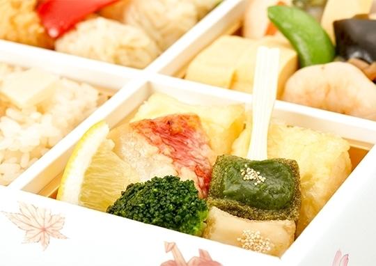 梅の花 豆腐しゅうまいや長州鶏の湯葉唐揚げと季節の炊き込み御飯の弁当-thirdlargeimage