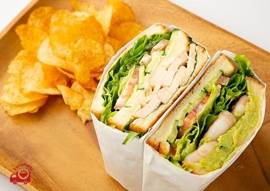 スモークチキンサンド 900円 サンドイッチマンの弁当配達 くるめし弁当