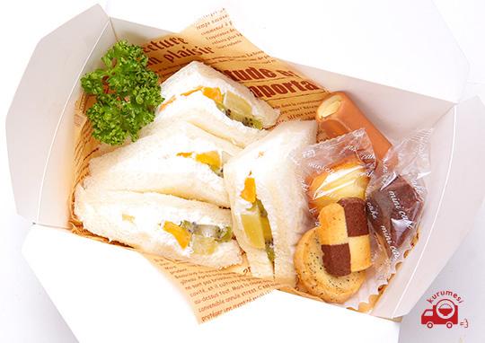 季節のフルーツサンドとお任せお菓子セット 980円 S Witchd スウィッチディー の弁当配達 くるめし弁当