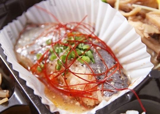 魚ムニエル 白身魚の蒸し焼き弁当 780円 プクプク亭の弁当配達 くるめし弁当