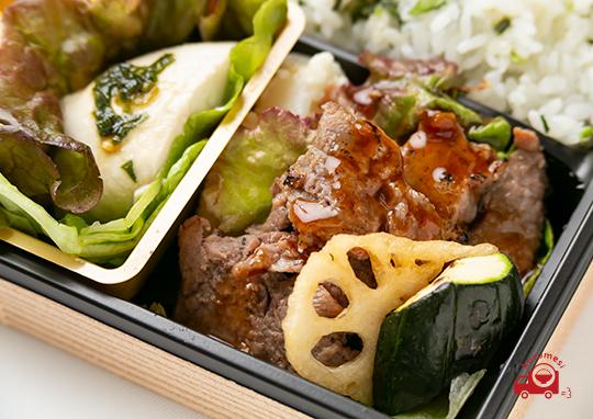 特選牛ステーキと季節菜飯 白鵬膳 1,080円｜菜苑の弁当配達《くるめし 